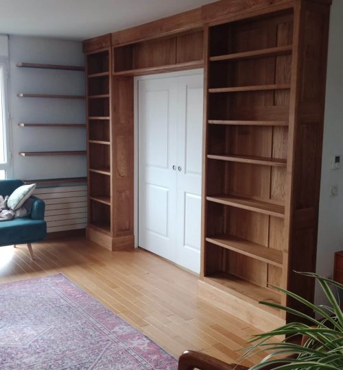 Bibliothèque en chêne massif et assemblages traditionnels